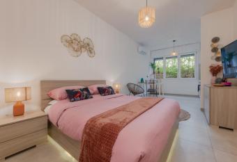 Venice 15 min, free parking allows 18 year olds to book a room