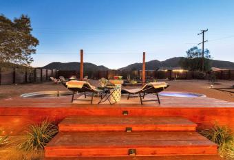 Starletto Dwell: Hot tub/Cowboy tub/ 5min fr town has rooms with a private hot tub