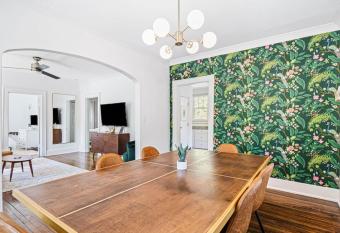 Charming House 5 Minutes to Downtown Chattanooga and Aquarium has Balcony rooms