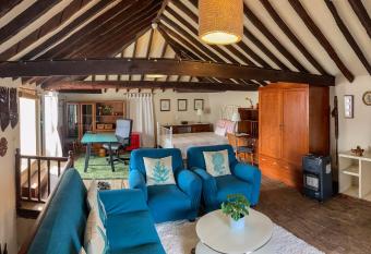 Donde Conchita, buhardilla con ba  o compartido, cerca del aeropuerto norte allows 18 year olds to book a room