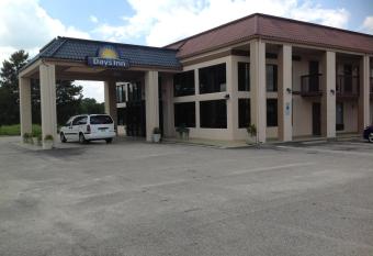 Days Inn by Wyndham Clinton has Smoking rooms