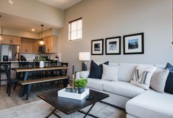 New! Luxury, Top Floor, Ski in/Ski Out, Private Hot Tub and Mountain Views has rooms with a private hot tub