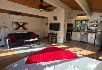 A Restful Studio Near a Creek and Forest o Pet Friendly has Balcony rooms