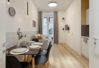 Trieste Timeless 2-bedrooms flat allows 18 year olds to book a room
