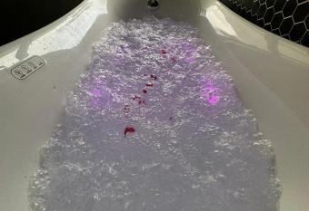 Mzion Hotel Weligama has rooms with a private hot tub