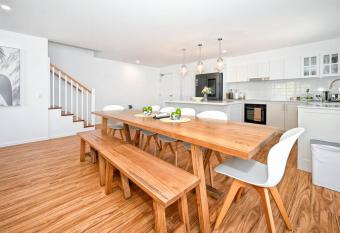 Modern Maroochydore Escape - 3 b/r has Balcony rooms