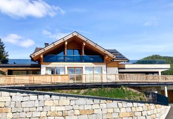 Alpen Luxury Lodge, MARIAZELL has Balcony rooms