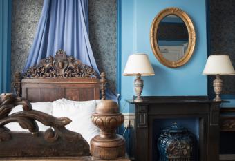 Hotel Fidder - Patrick s Whisky Bar allows 18 year olds to book a room