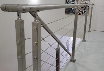 Tropical Rose Getaway has Balcony rooms