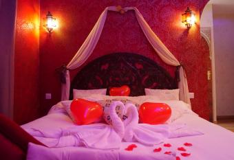 Spa Le Rubis d Orient has rooms with a private hot tub