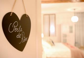 B&B Temps Suspendu Provence allows 18 year olds to book a room