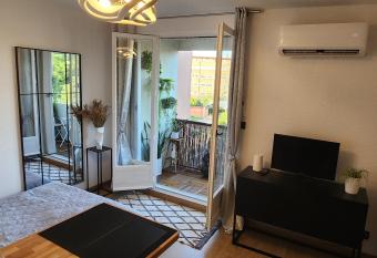 Studio Bellevue 35 allows 18 year olds to book a room