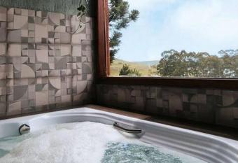 Cabana Santa Cruz has rooms with a private hot tub