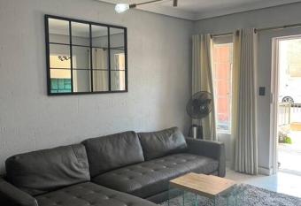 Cosy apt 10min to OR Tambo has Balcony rooms
