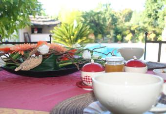 Une Chambre    la Campagne has Balcony rooms