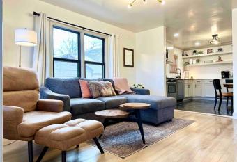 Campus Cottage Kng Bed! Walk To Uco And Downtown has Balcony rooms