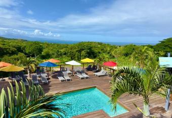 Old Crow Hotel and Suites has Balcony rooms