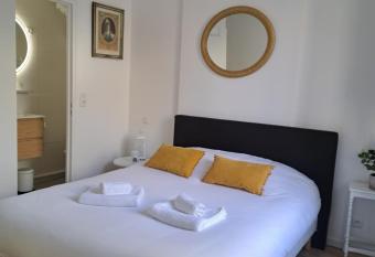 Agr  able 2 pi  ces - rue du vieux Versailles allows 18 year olds to book a room