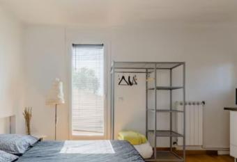 Puyricard : Studio et sa terrasse privative allows 18 year olds to book a room