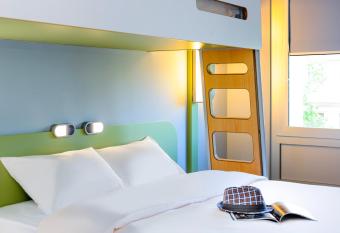 ibis Budget Courbevoie Paris La D  fense allows 18 year olds to book a room