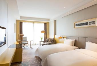 Pullman Changshu Leeman has rooms with a private hot tub