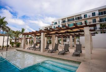 Luxury Apartment with Swimming Pool and Gym in Los Cabos allows 18 year olds to book a room