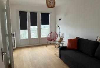 Studio Pantin - 10min Paris/20min Stade de France has Balcony rooms