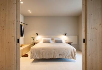 APARTAMENTS LA CARPA has Balcony rooms