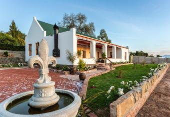 Ravenscliff White House has Balcony rooms