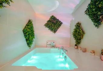 Escale Caux Cooning**** Charme et Balneo Etretat has rooms with a private hot tub