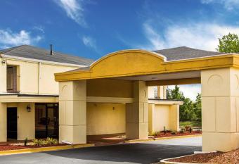 Econo Lodge Conyers has Smoking rooms