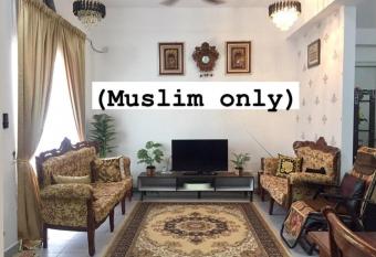 Hulu Yam Musliim Homestay has rooms with a private hot tub