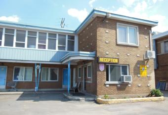 Motel Pierre has rooms with a private hot tub