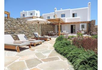 Boutique Mykonos Villa - Heated Hot-Tub - Wonderful views - Villa Heart - Agia Sofia has rooms with a private hot tub