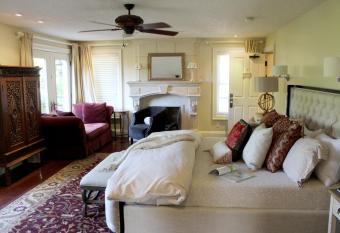 Norfolk Guest House Inn has rooms with a private hot tub