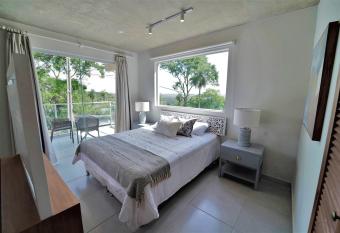 Lasuiza Suites has rooms with a private hot tub