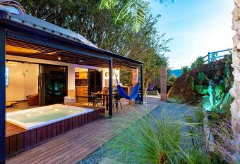 Sweet Helen Llanogarden has rooms with a private hot tub