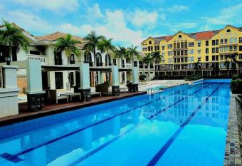 Neroki s Crib Cozy & Luxurious Staycation! has Balcony rooms