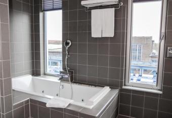 WestCord Art Hotel Amsterdam 4 stars has rooms with a private hot tub