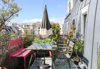 Bright duplex at the gates of Paris has Balcony rooms