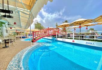 Plaza Corniche has Balcony rooms