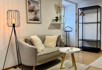 Ferienwohnung zwischen Hafen und Stadt allows 18 year olds to book a room