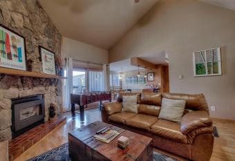 Top Floor 2 Bedroom Ski-In & Walk to Main St has rooms with a private hot tub