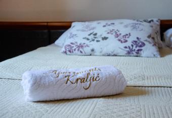 Apartments Kraljic has rooms with a private hot tub