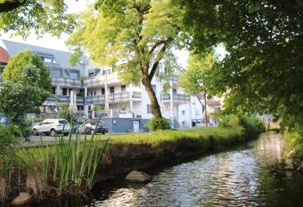 Amelie chez Inez allows 18 year olds to book a room