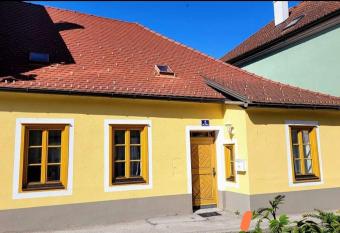 Haus Marille mit Innenhofterrasse has rooms with a private hot tub