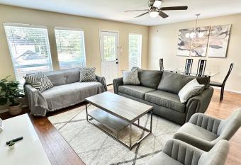 Nice Cozy Home w/Lake access allows 18 year olds to book a room