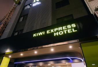 Kiwi Express Hotel - Jiuru Rd allows 18 year olds to book a room