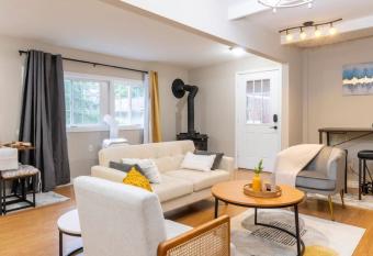 The Tranquil Spot in the Woods - Close to Everything has Balcony rooms