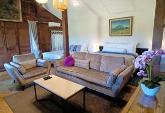 VILLACANTIK Yogyakarta triple bed for six persons has Balcony rooms